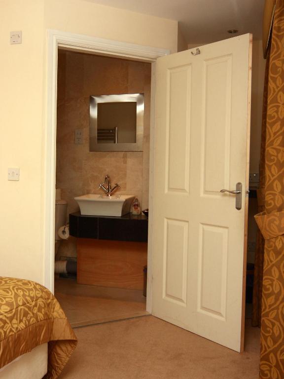 Churchills Inn & Rooms Bowness-on-Windermere Bagian luar foto